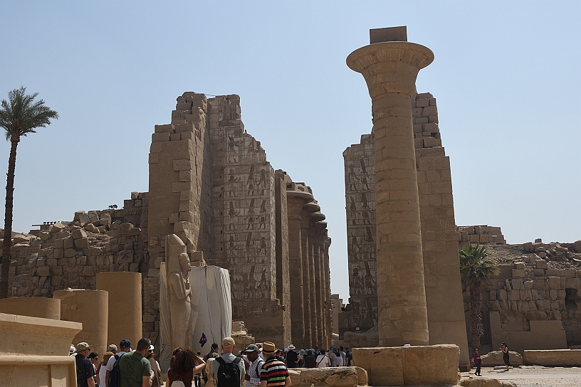 11 MAK_6099.jpg - Al centro del cortile si trova l'unica colonna superstite delle dieci che sostenevano il tetto di un chiosco edificato dal faraone nubiano Taharqa (690-664 a.C.).